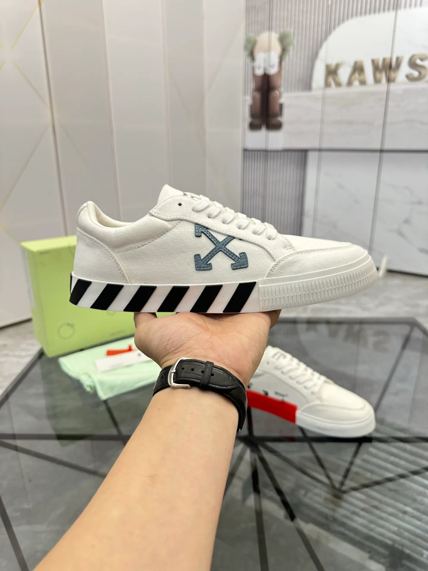 Selling men's shoes 💰: 💰P440¥ Product trademark: OFF WHITE *"OFF WHITE*" low-top casual shoes Regular size: 35-45 (can be customized to 46) Couple style Product materials: original material from the upper counter, breathable lining, original outsole. No.: H203